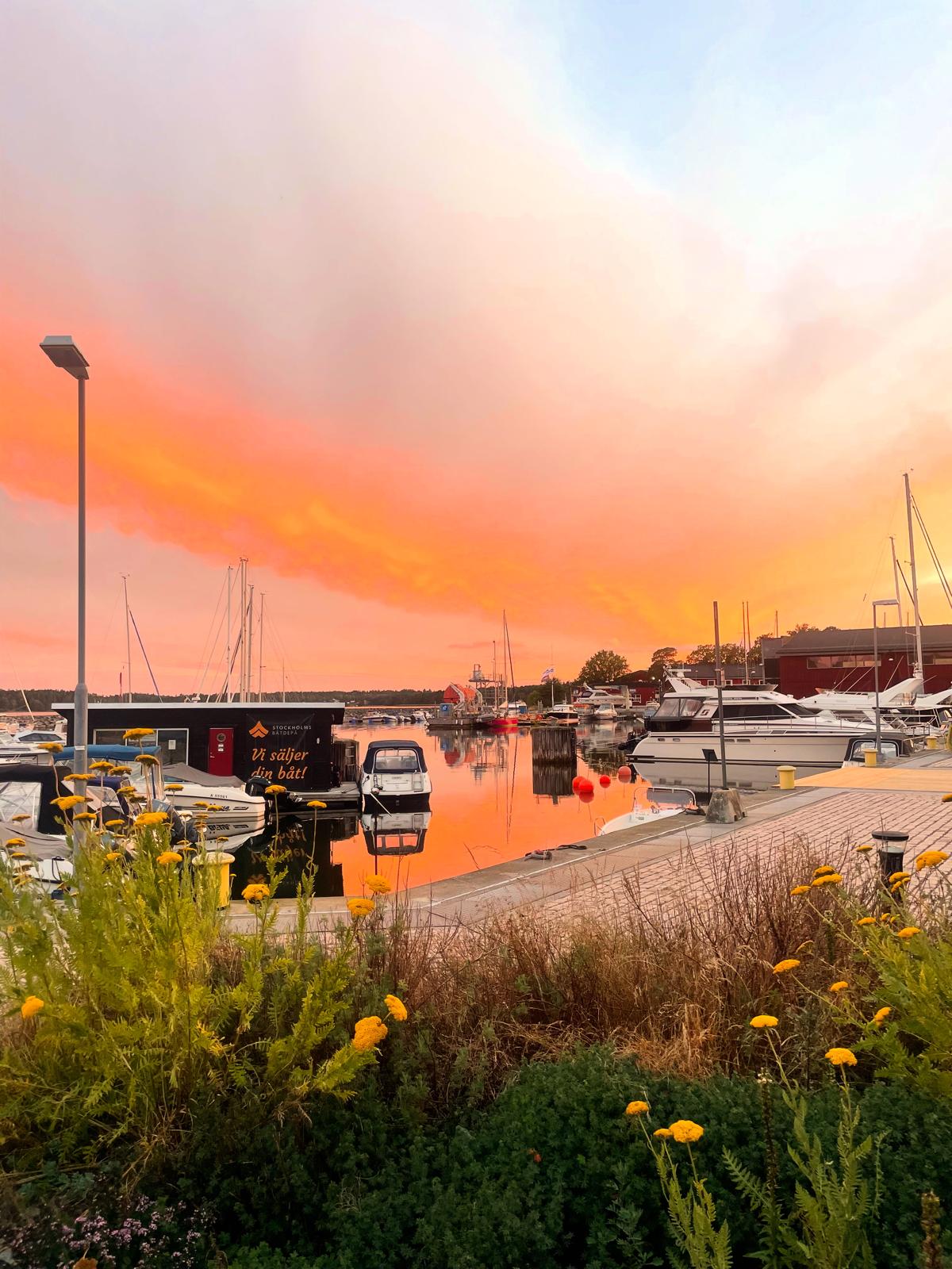 Solnedgång över Rindö hamn